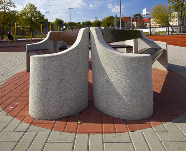 Nowoczesne elementy małej architektury w tym ławki, siedziska, oraz stoły z betonu.