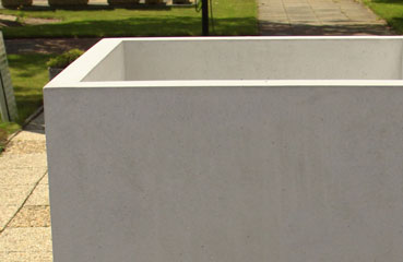 Nowoczesna donica miejska z betonu architektonicznego