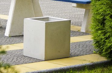 Miejska donica z betonu architektonicznego dostępna w bogatej ofercie kolorystycznej.