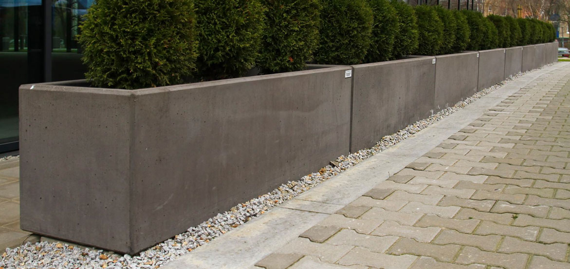 Betonowa donica zewnętrzna wykonana w technologii betonu architektonicznego, dostępna w ofercie firmy STYL-BET - producenta małej architektury betonowej