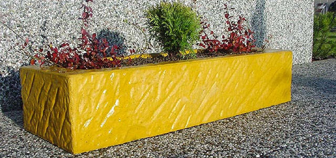 Betonowa donica wykonana w technologii betonu barwionego.