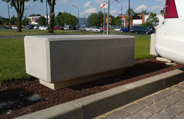 Nowoczesna zapora parkingowa od producenta małej architektura betonowej - firmy STYL-BET. Zapora Volf deco wykonana wtechnologii betonu architektonicznego.