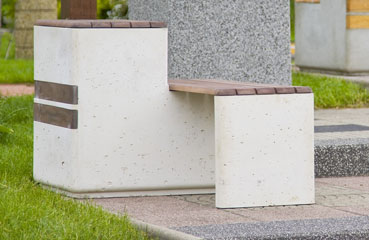 Betonowe siedzisko Largo P. Bogata oferta kolorystyczna betonu oraz drewna pozwoli w łatwy sposób wkomponować wyrób do każdego rodzaju przestrzeni publicznej