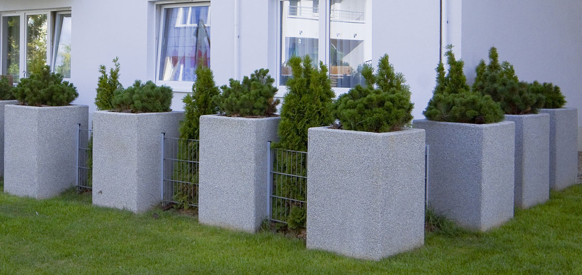 Kwadratowa donica miejska wykonana w technologii betonu płukanego
