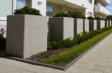 Betonowa donica przeznaczona do nasadzeń zarówno kwiatów jak i niewielkich drzew i krzewów