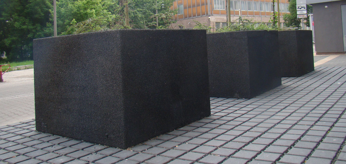 Donica Roza 160 wykonana w technologii betonu płukanego. Dostępna w ofercie producenta małej architektury betonowej.