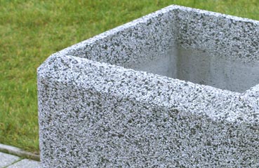 Ada to kwadratowa donica miejska wykonana w technologii betonu płukanego