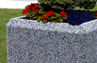 Betonowa donica parkowa wykonana w technologii betonu płukanego