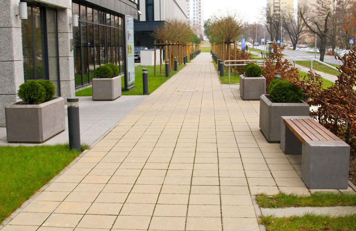 Donica Aldona to prostokątna donica miejska wykonana w technologii betonu płukanego