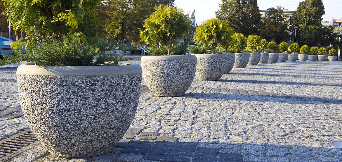 Donica betonowa zaprojektowana w klasycznym stylu, wykonana w technologii betonu płukanego