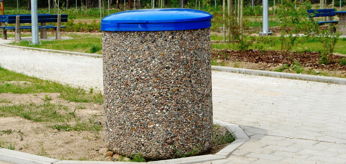 Betonowy kosz miejski o pojemności 120 ltr, wyposażony w pokrywę.