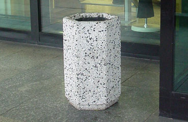Betonowy kosz miejski o pojemności 45 ltr, wyposażony w wkład z popielnicą.