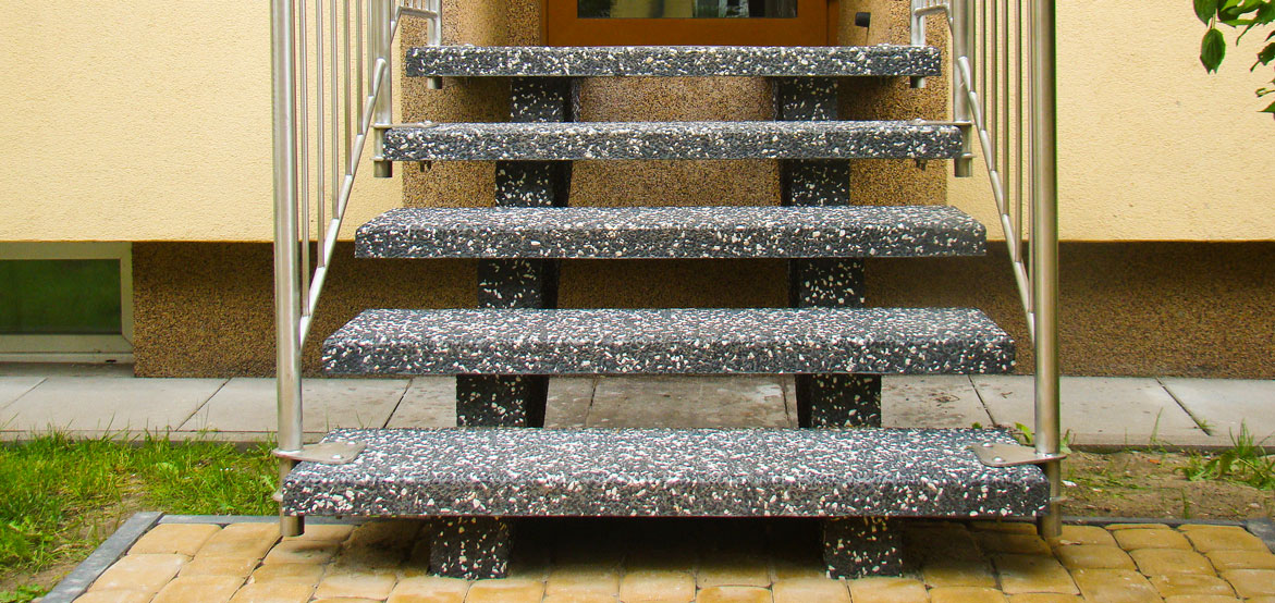 Betonowe schody wejciowe do domu. Schody ażurowe dwubelkowe
