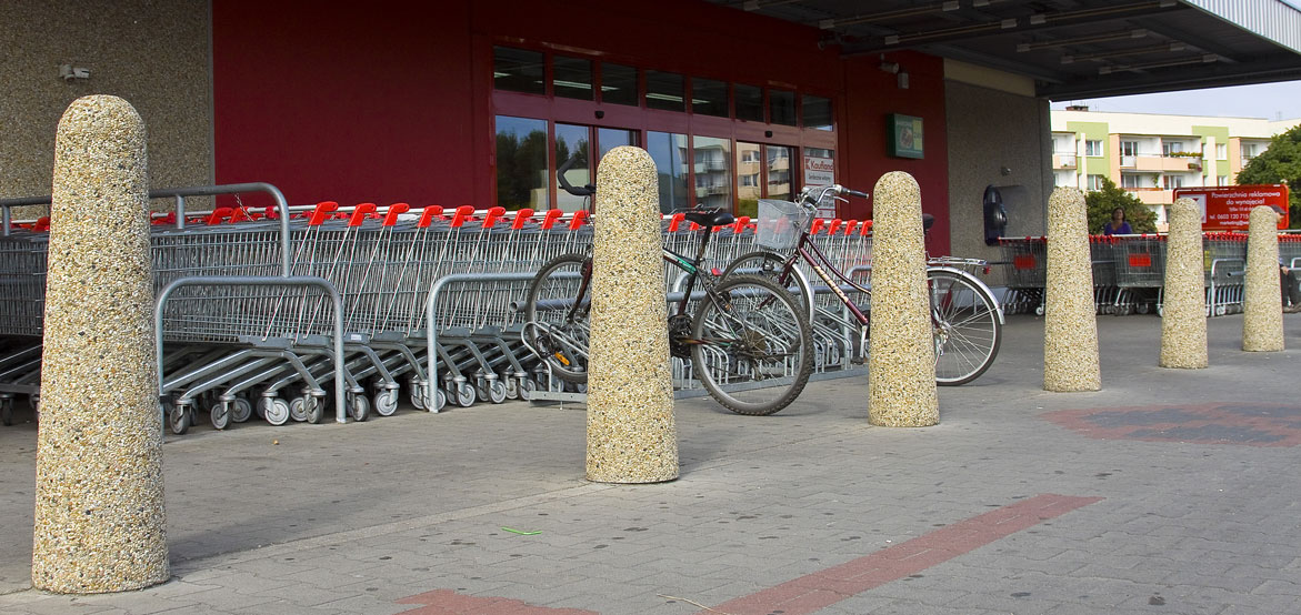 Pal parkingowy o średnicy 30 cm oraz wysokości 110 cm.