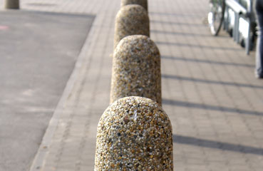 Wytrzymały słupek parkingowy o średnicy 30cm i wysokości 110 cm.