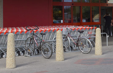 W ofercie firmy STYL-BET znajduje się bogata oferta pali parkingowych z betonu płukanego np. pal parkingowy kulisty o średnicy 30 cm i wysokości 110 cm.