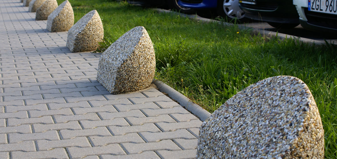 Pal parkingowy KOMA - wykonany w technologii betonu płukanego.