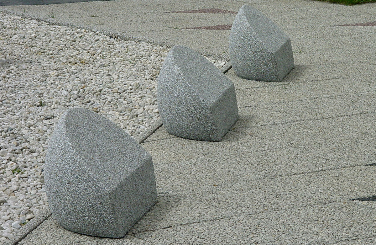 Pal parkingowy do zastosowanie na placach, wjazdach i wszelkich innych przestrzeniach publicznych w tym parkingów miejskich stanowiąc granicę pomiędzy powierzchniami jezdną a pieszą oraz zabezpieczając teren tam, gdzie ruch jest zabroniony.