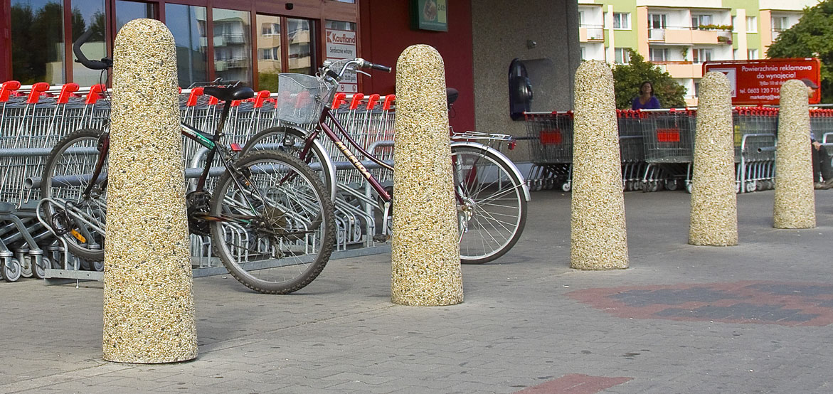 Pal parkingowy o średnicy równej 42 cm oraz wysokśći 107 cm.
