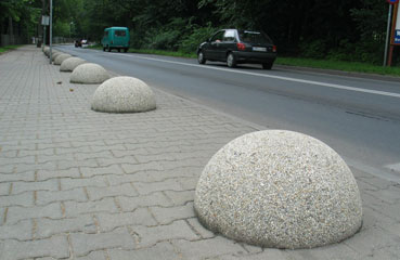 Pal parkingowy Półkula wykonany w technologii betonu płukanego - w ofercie producenta małej architektury betonowej firmy STYL-BET.