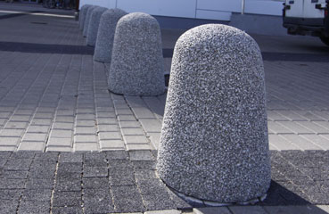 Betonowy słupek parkingowy, kulisty o średnicy 30 cm i wysokości 55cm