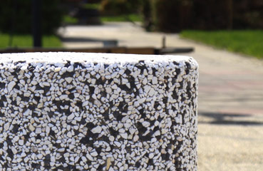 Słupek parkingowy wykonany w technologii betonu płukanego, o wymiarach: średnica 35 cm oraz wysokość: 50cm.