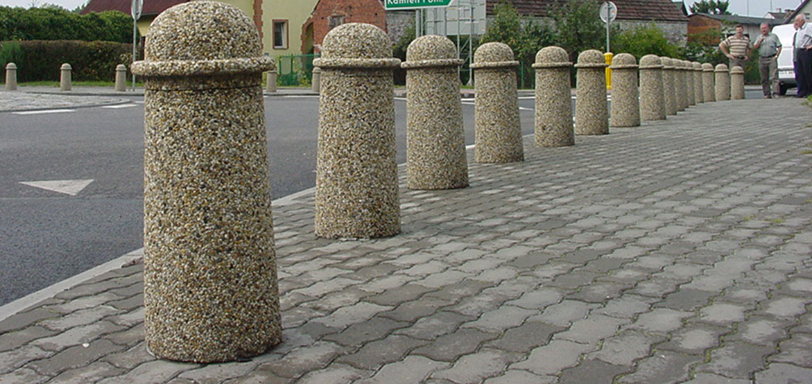 Pal parkingowy z głowicą dostępny w ofercie producenta ,=małej architektury betonowej - firmy STYL-BET.