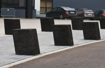 Słupek parkingowy pochylony - dostępny w bogatej ofercie kolorów kruszyw naturalnych.