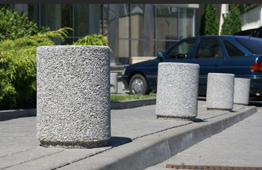 Betonowy słupek parkingowy doskonale sprawdzi się, jako granica pomiędzy powierzchnią jezdną a pieszą.