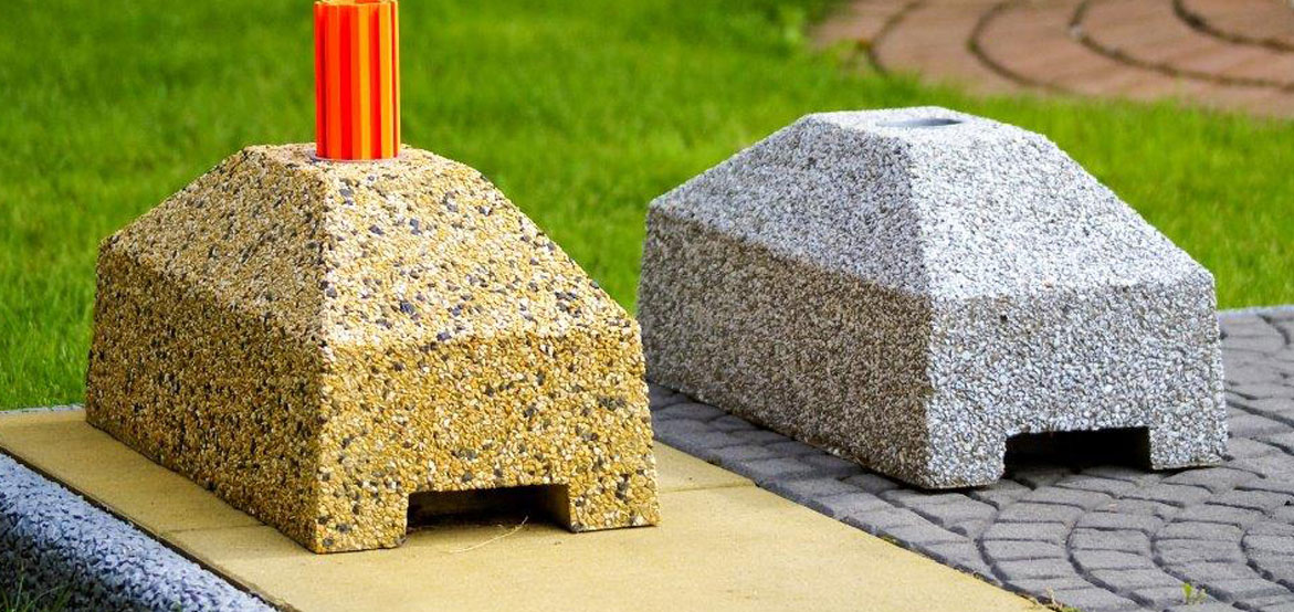 Wykonany wtechnologii betonu płukanego stojak do reklam o wymiarach: 44,5 x22 x wys.20cm