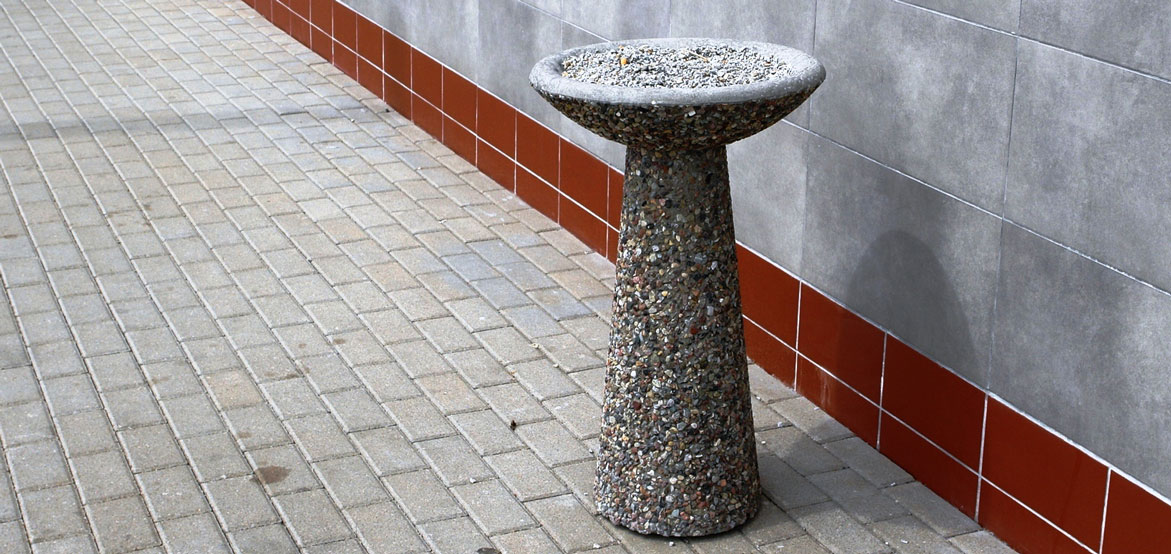 STYL-BET producent małej architektury betonowej, posiada w swojej ofercie okrągłą popielicę o średnicy 49 cm oraz wysokości 79 cm. Wykonaną w technologii betonu płukanego.