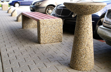 Wykonana w technologii betonu płukanego donica o średnicy fi 49 x wys. 79 cm.