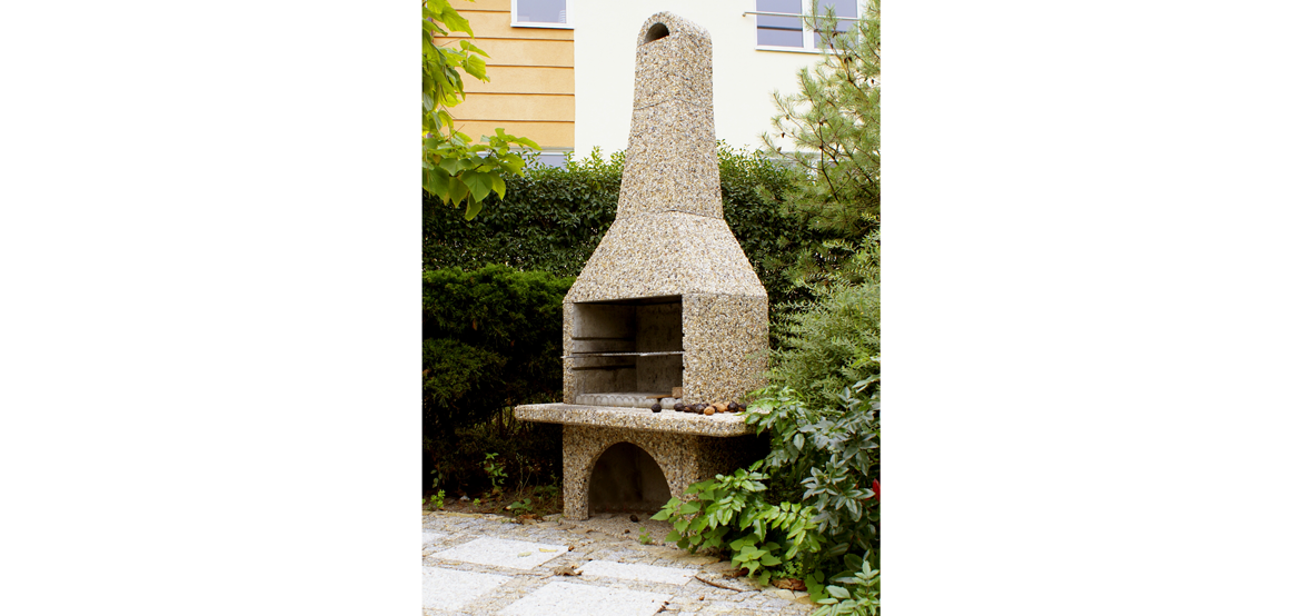 Betonowy grill ogrodowy wykonany w technologii betonu płukanego dostpny w ofercie producenta małej architektury betonowej - firmy STYL-BET.
