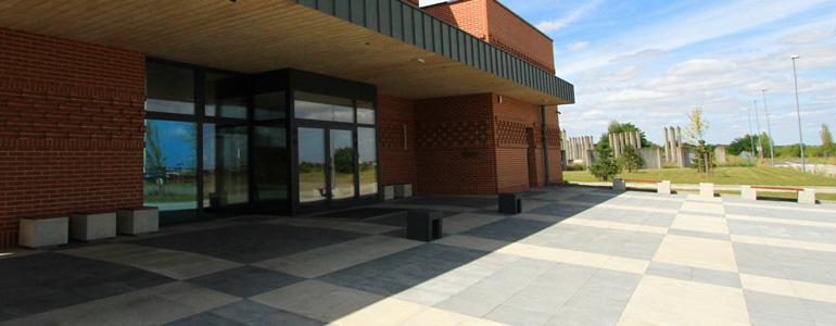 Ławki zewnętrzne WEGA deco oraz kosz WEGA deco wykonane w technologii betonu architektonicznego.
