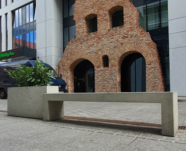 Nowoczesne siedzisko zewnętrzne, wykonane w technologii betonu architektonicznego, dostępne w wielu wariantach.