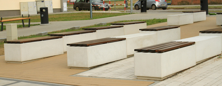Betonowa mała architektura miejska,dostępna w wielu wariantach wykończenia powierzchni.